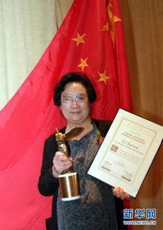 (新华直击)(1)中国女科学家屠呦呦和一名日本科学家及一名爱尔兰科学家分享2015年诺贝尔生理学或医学奖